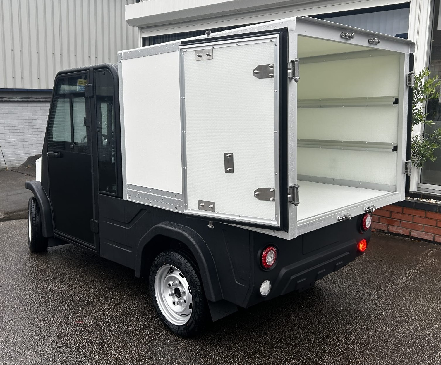 AMP XL Electric Utility Vehicle - Image 2